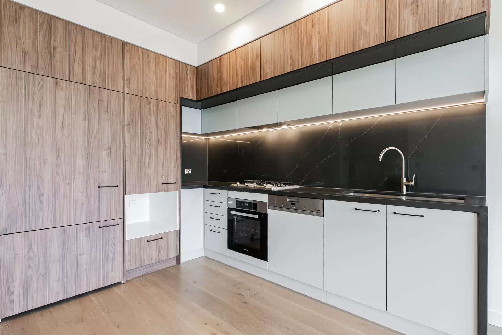 907/9 Peach Tree Road, Macquarie Park Leased by The Marshall Group - image 2